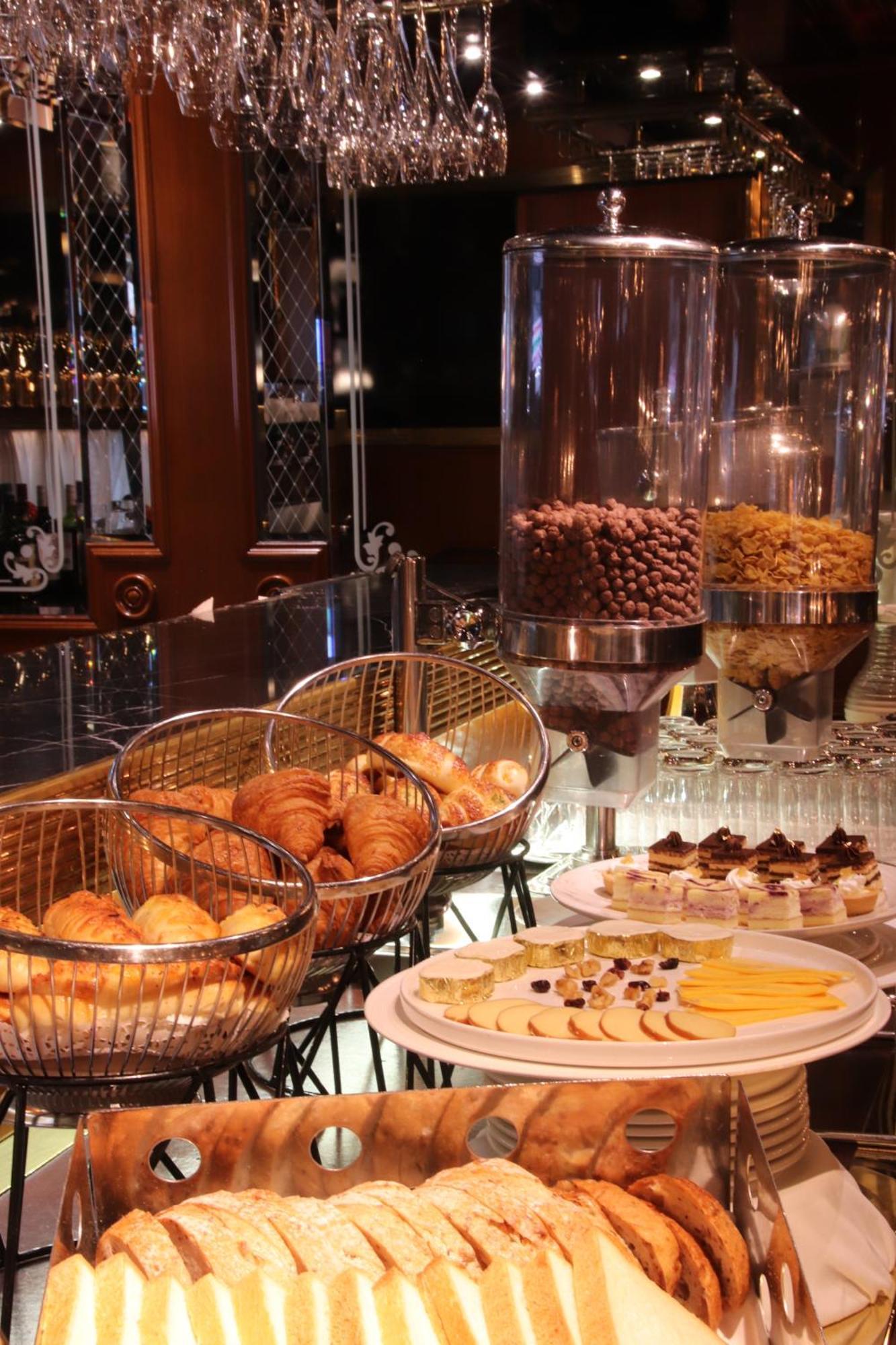 The Landis Taipei Hotel Exterior photo A buffet at a hotel